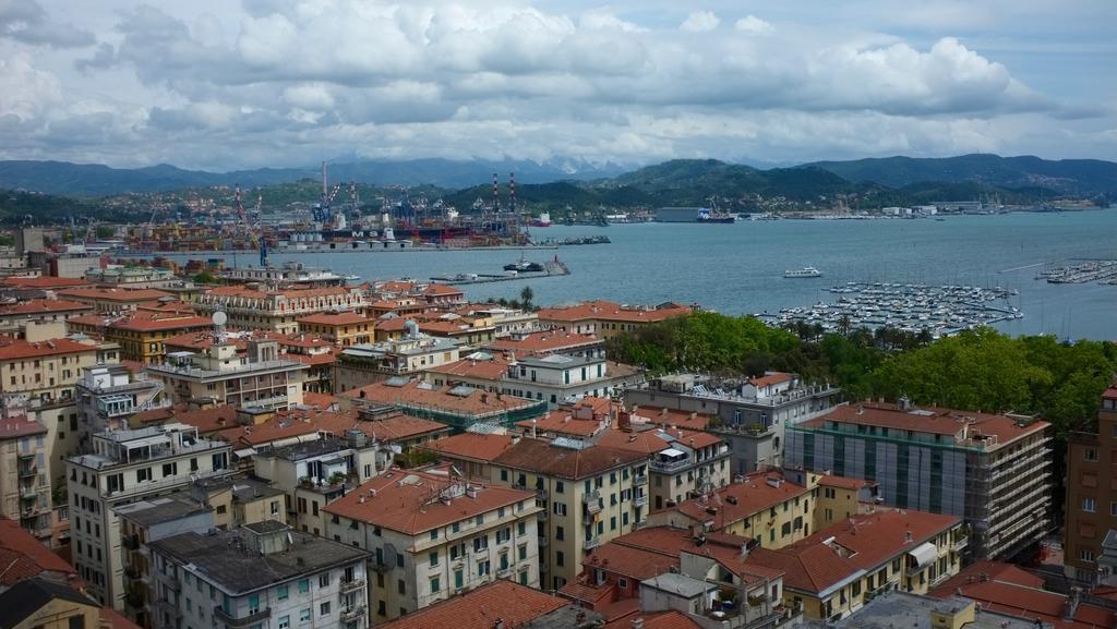 Guesthouse Il Grattacielo Sul Golfo La Spezia Exterior photo