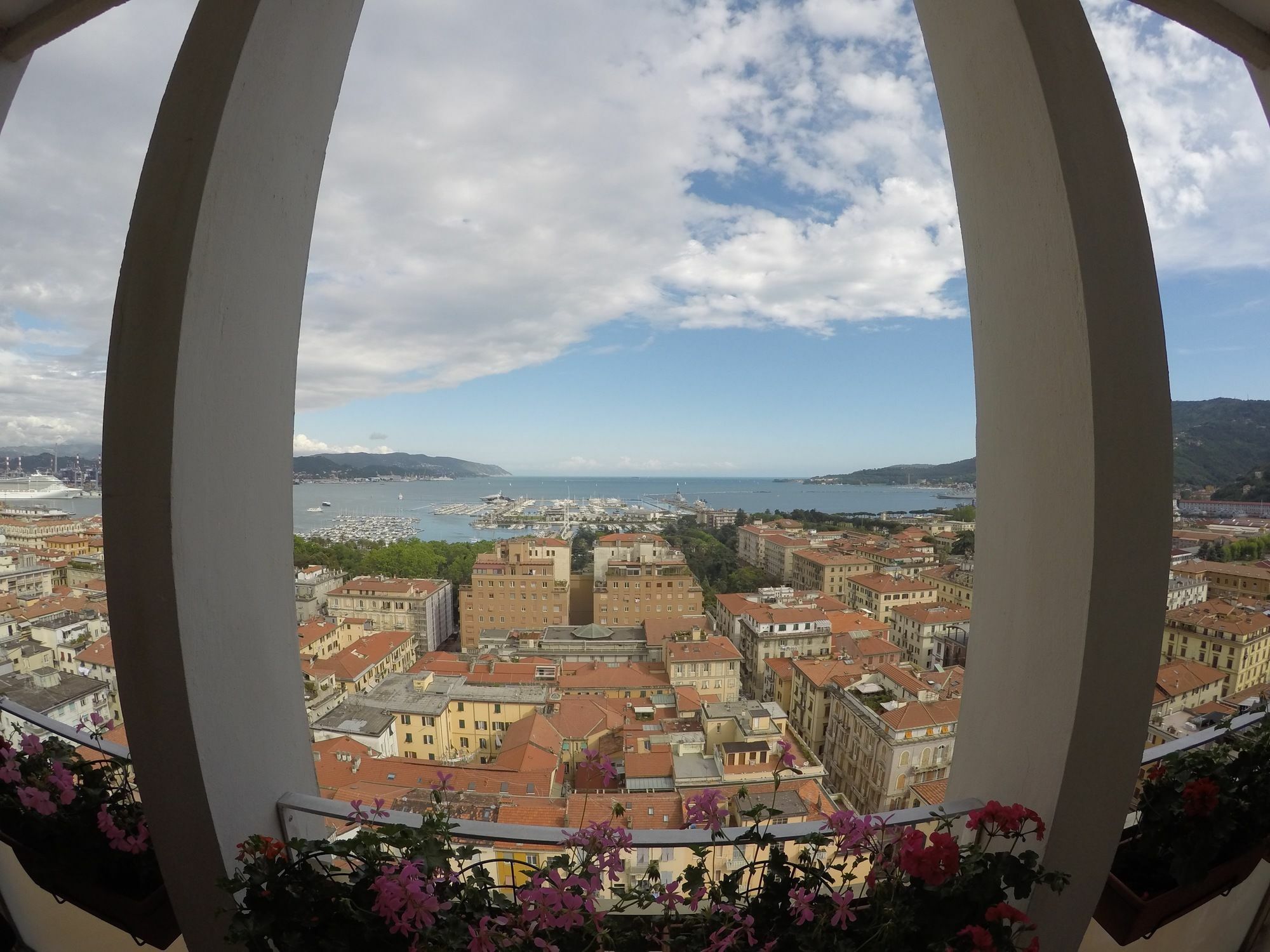 Guesthouse Il Grattacielo Sul Golfo La Spezia Exterior photo