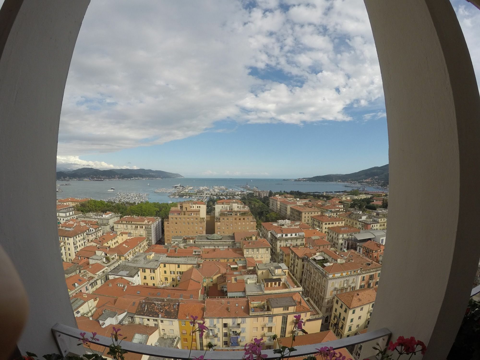 Guesthouse Il Grattacielo Sul Golfo La Spezia Exterior photo